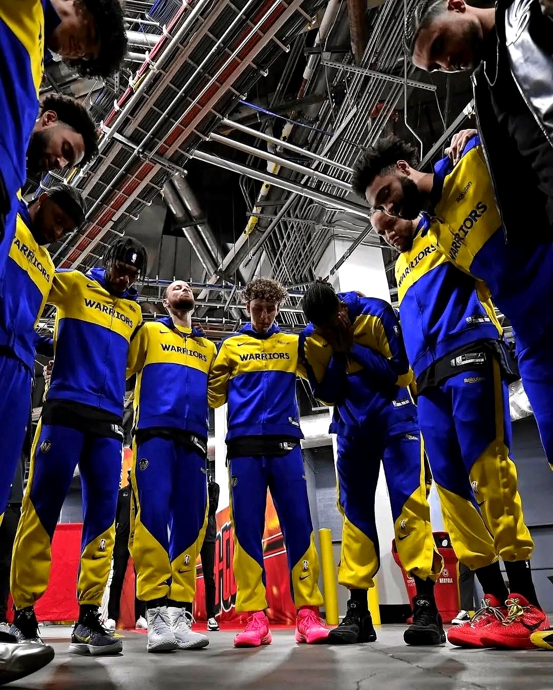 Crown Sports-包含库里重返赛场，重返赛场首场状态出色，巴黎圣日耳曼观众沸腾！的词条